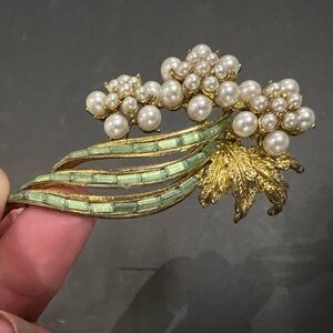 Vintage brooch with teal rhinestones and faux pearls